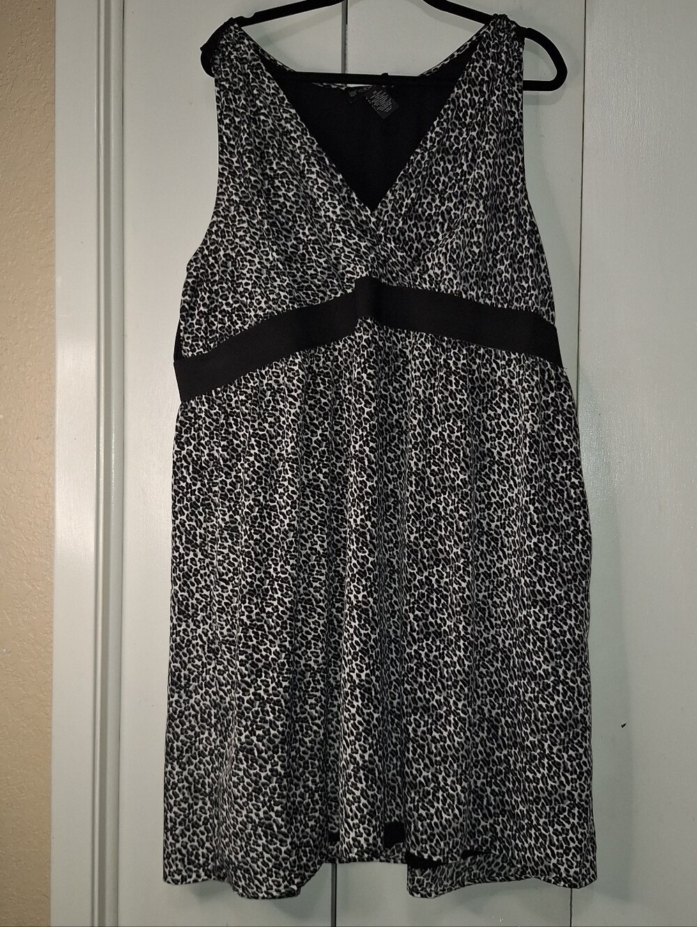 WOMAN'S LANE BRYAN - SIZE 26 SLEEVELESS KNEE LENGTH PULLOVER DRESS